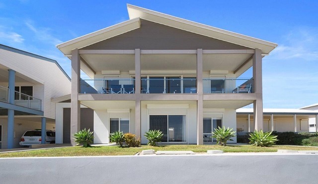 Beachfront escape with breathtaking views and quality accommodation.