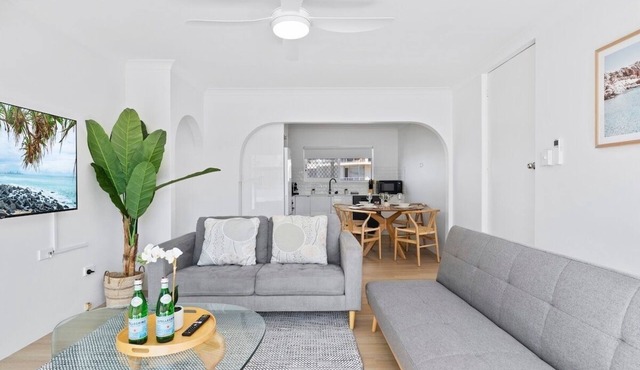 Beachfront Escape Broadbeach - 2BD, Pool, Sleeps 7