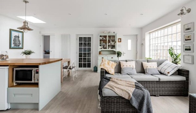 Beachfront Escape in Sleepy Coastal Village at Ringstead Bay