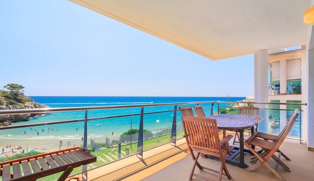 Beachfront family apartment, sleeps 8 - UHC ARINSAL 289