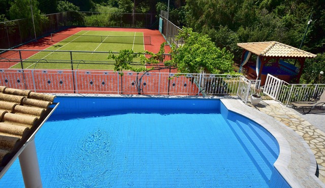 Beachfront Family Luxury Villa Jolie: tennis, pool, jacuzzi, sauna, ping-pong.