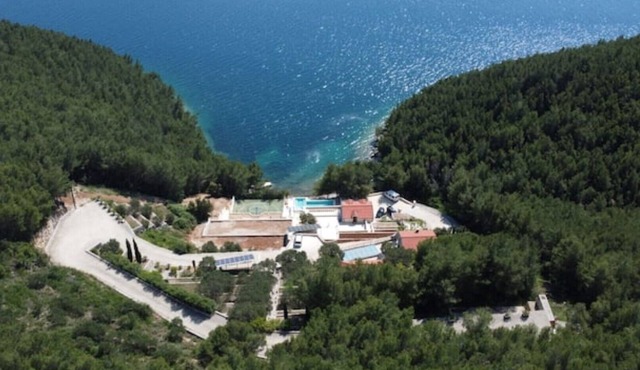 Beachfront family paradise with pools & kayak/boat & playground, TOP PRIVACY!