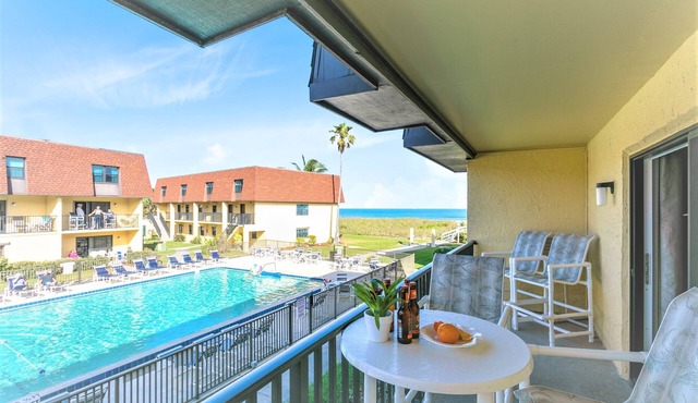 🌴Beachfront Family Retreat: Pool, Private Balcony & Walk to the Pier