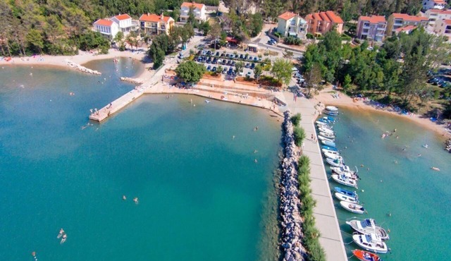 Beachfront flat in Soline with sea view
