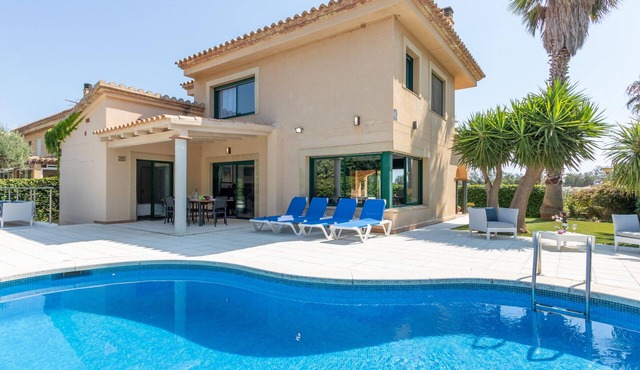 Beachfront House: Pool, A/C, Wi-Fi, BBQ, Garden, Sleeps 8, Parking