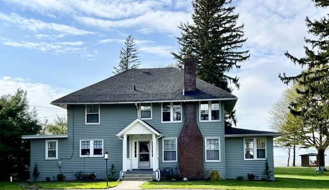 Beachfront, historic home on Lake Erie! Quiet and Private beach for your stay!