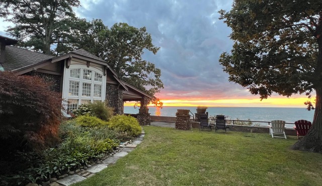 Beachfront Historic home 2br/1Ba apt. w/ Steam Shower, WiFi, Netflix, Disney+