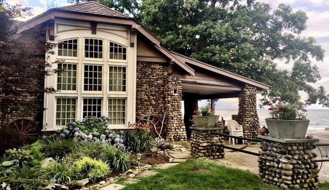 Beachfront Historical home 1Br/1Ba apt on Lake Erie w/Balcony, WiFi, Streaming