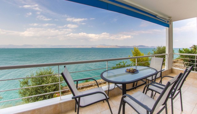 Beachfront Holiday Apartment with amazing Sea View