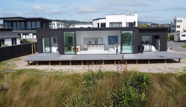 BEACHFRONT holiday home with stunning views& modern comforts -1h35 from Auckland