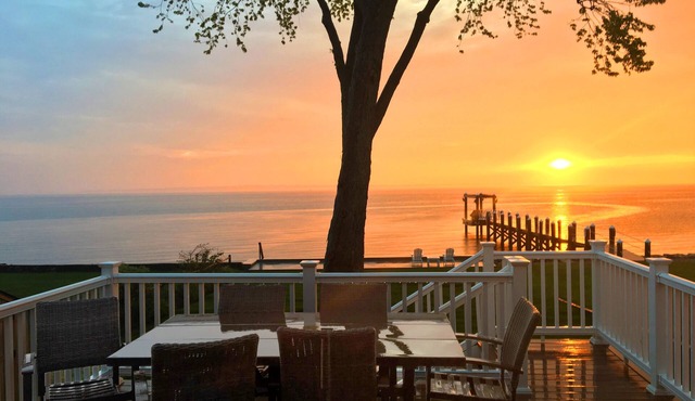 Beachfront home. 3+bedrooms & 2 baths. Steps from Colt State Park/Bristol Beach