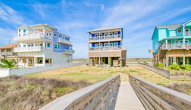 Beachfront Home: 5 Bedrooms - 2 Master Suites - 3 King Beds - Stavanger Beach