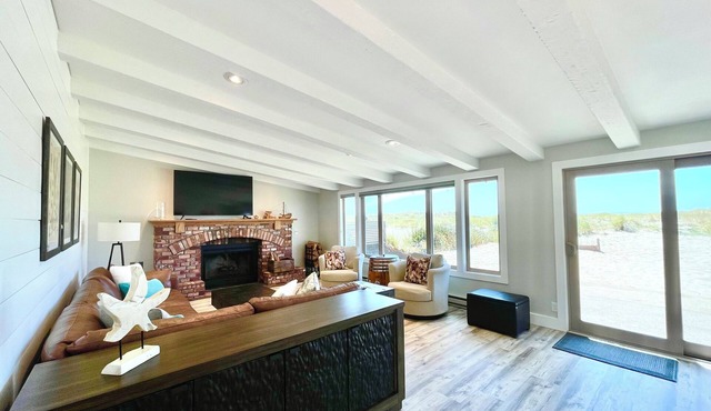 BEACHFRONT HOME! Expansive Living Area, Fenced Courtyard & Beach Access. Dogs OK