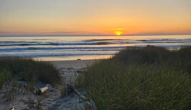 BEACHFRONT HOME! Fenced Courtyard, Beach Access & Expansive Living Area. Dogs OK