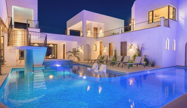 Beachfront home & mountain views, and the biggest private pool