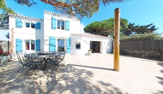 Beachfront Home with Terrace & Stunning Sea Views - 7 Guests