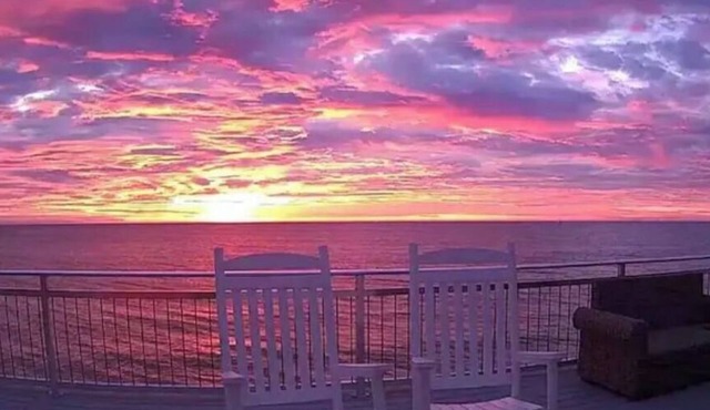 ☆ Beachfront Home w/Stunning Views, Hot Tub, Luxury Kitchen & Private Beach!