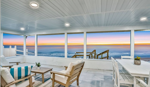 Beachfront home w/private lanai and deck - walk to the beach