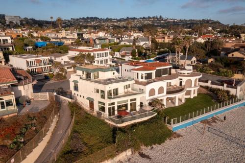 Beachfront Home with 3 Large Decks, Walk to shops