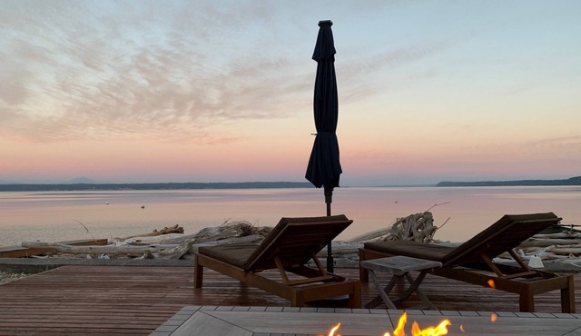Beachfront home with kayaks, SUP, firepit, great deck, AC and more!