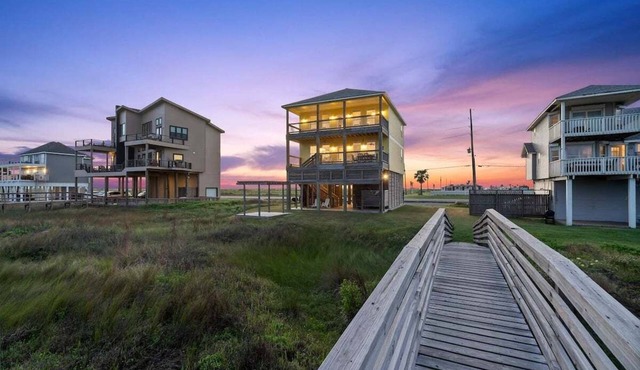 Beachfront | Hot Tub | 5 Rooms | Private Walkover