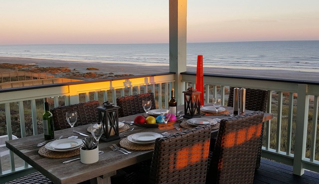 BEACHFRONT! HOT TUB! CUSTOM HOME, EV: A Paradise on Earth