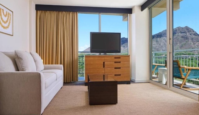 Beachfront Hotel | Diamond Head Views | Direct Ocean Access