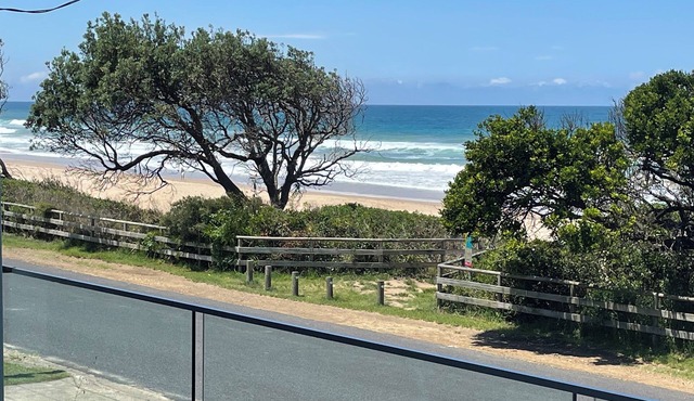 Beachfront house - 3 bedroom 2 bath. Steps to the beach, ocean views, balcony.