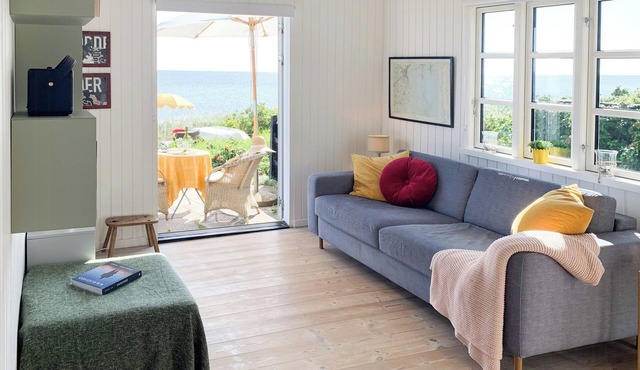 Beachfront house at Hølken beach
