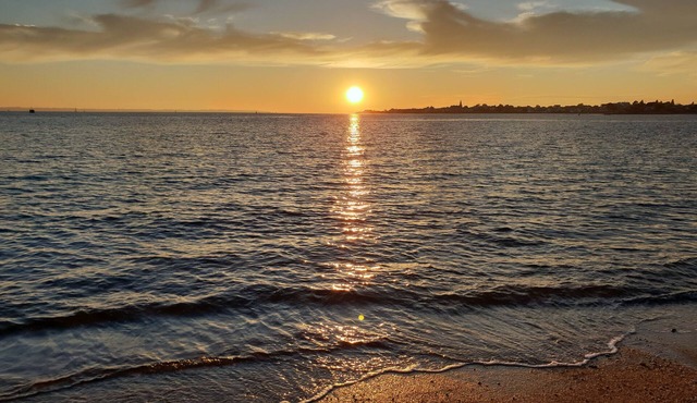 Beachfront house for 14 people in Port-Louis