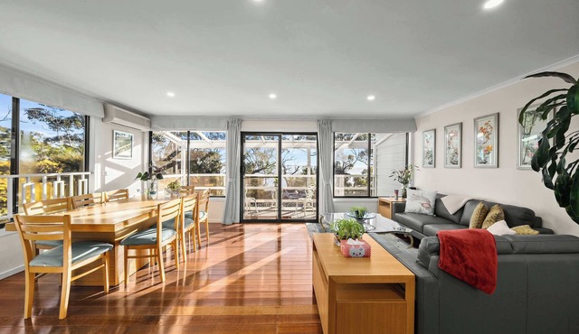 Beachfront House Sea View and Tranquil Garden