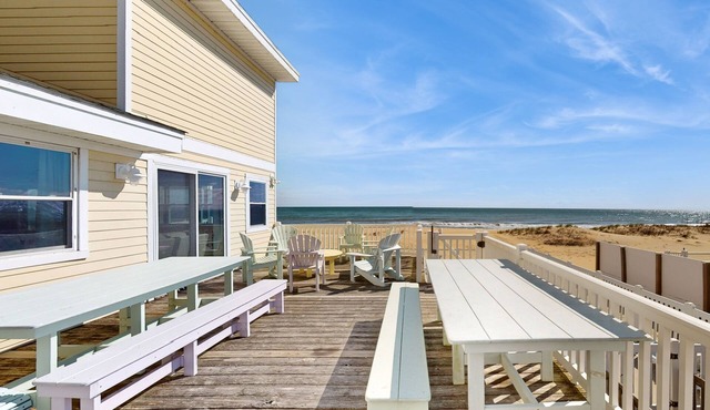Beachfront house featuring private hot tub & pool, WiFi, private W/D, AC