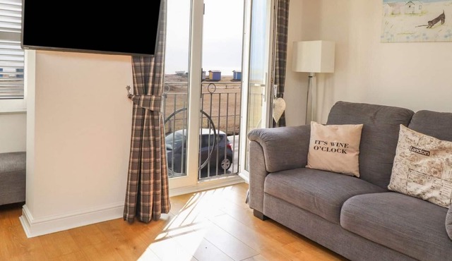 Beachfront house with stunning sea views and Jacuzzi bathtub