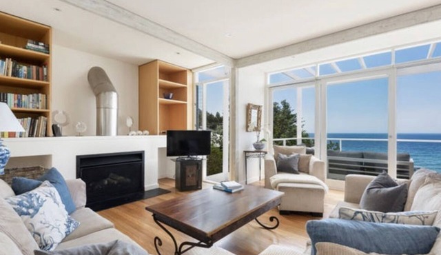 Beachfront house with direct access to Whale Beach!