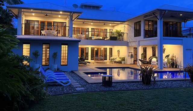 Beachfront huge resort-style for 16 just Renovated heated pool Palm Cove area