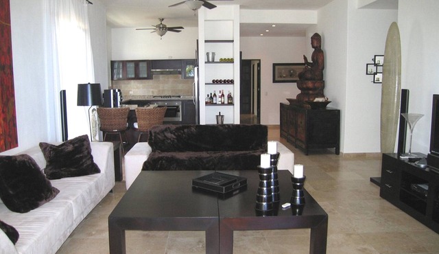Beachfront, Jacuzzi on terrace, guest-friendly, near all shops/restaurants/bars!