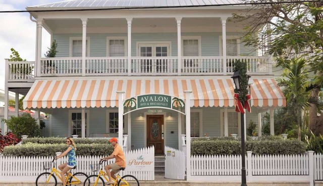 Beachfront Key West + Free Breakfast, Bar & Pool