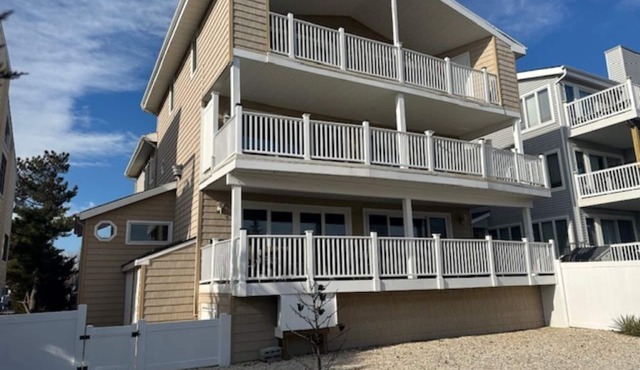 BEACHFRONT LARGE SOUTHEND 3 BEDROOM 2 BATH CONDO