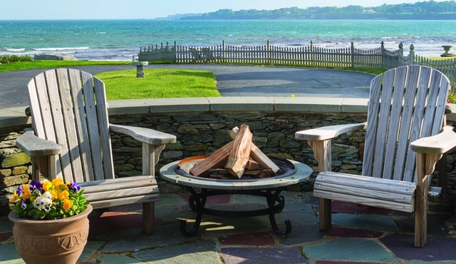 Beachfront Large Updated Family Home: Pool and Jacuzzi