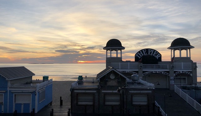 Beachfront Luxury Grand Victorian Condo (Primetime View directly down the pier)