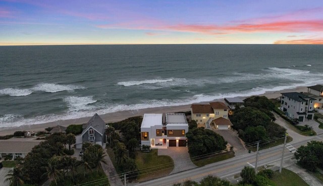 Beachfront Luxe Retreat | Pool, Rooftop Deck & Room for 20 Guests