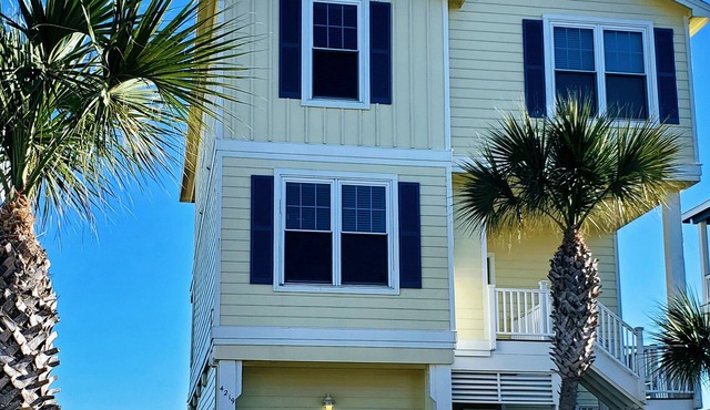 Beachfront luxury - 4 bedroom w/3 king beds amazing views