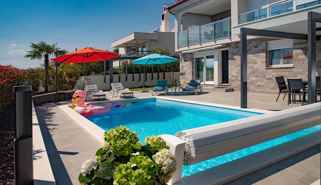 Beachfront Luxury Apartment , salty water heated pool