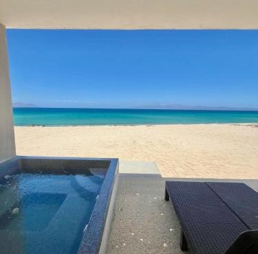 Beachfront Luxury Condo Private Jacuzzi Ocean Views