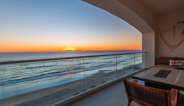 Beachfront Luxury Condo, 3 Bedroom, Balcony, Beach access