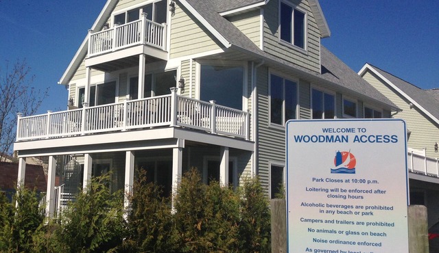 Beachfront Luxury Home-Lake Views, Fire Pit, Large Yard, Game Room-Walk to Town