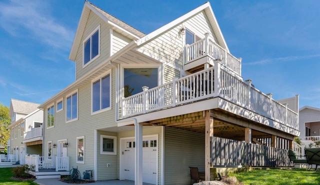 Beachfront Luxury Home-NEW Private Heated Pool, Lake View, Firepit, Game Room