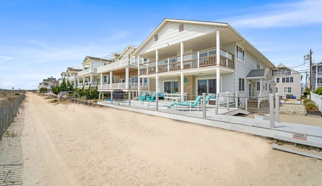 BEACHFRONT Luxury Home 1st Fl Walkout Shabby Chic + Direct Beach Access