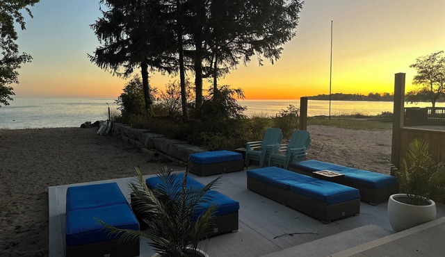 Beachfront Luxury Lake Erie Ont. *Sleeps 14* HOT TUB. Great for Hosting Groups
