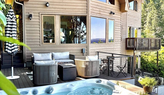 Beachfront Luxury Retreat: Hot Tub, 3 King Beds + Ensuites, Stunning Sea Views